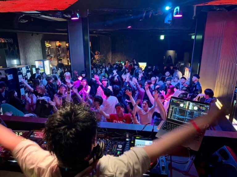 DJと一緒に手を上げる観客
