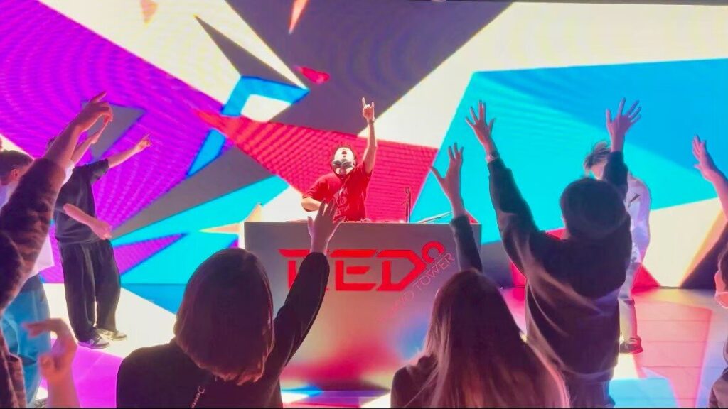 外部イベントのステージで会場を盛り上げるDJ