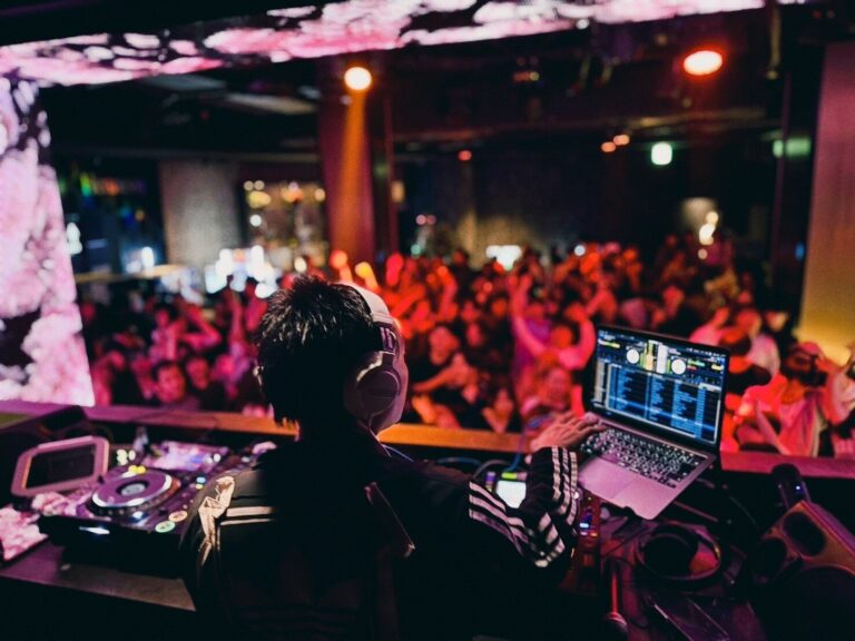 DJブース越しに盛り上がるジャパステーションのフロア