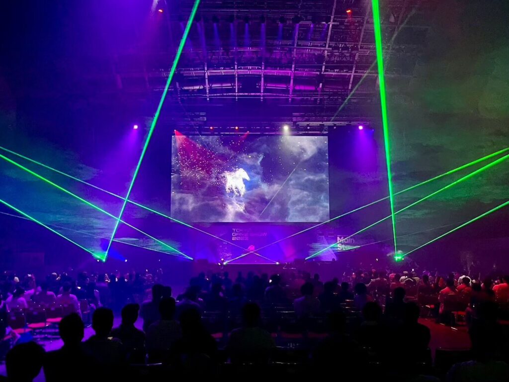 レーザー演出で盛り上がるJ-POP DJイベント