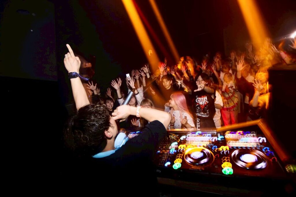 DJブースから観客へ呼びかけるDJ