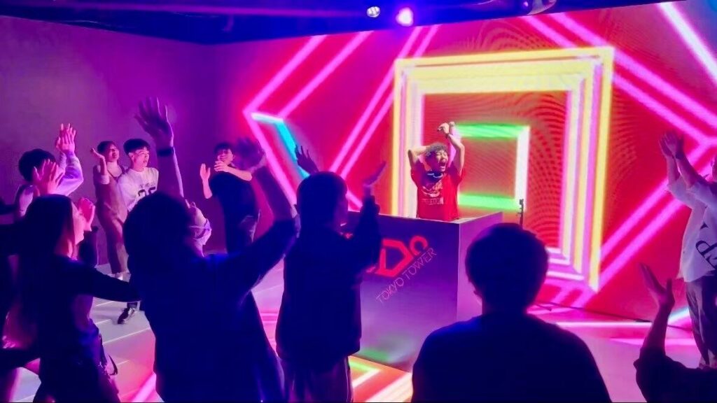 ネオン演出の中で踊る観客