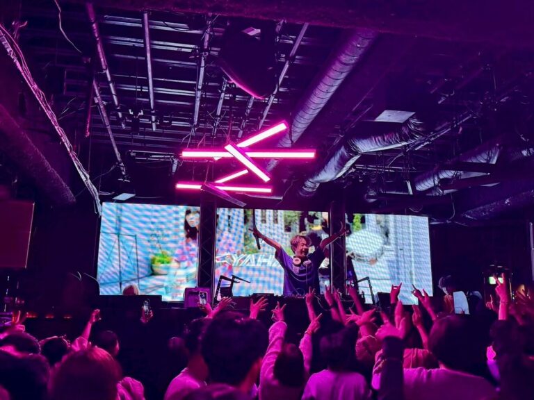 ピンクの照明に包まれたクラブイベント