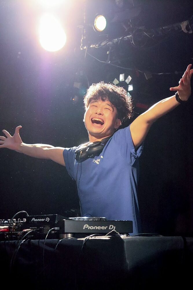 ステージ上で笑顔を見せるDJ